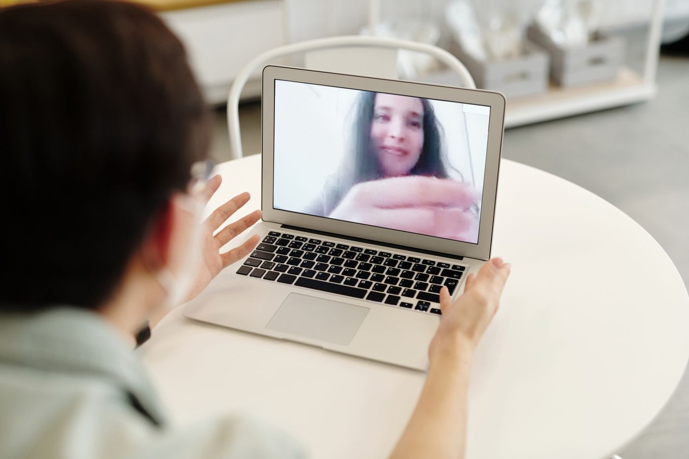 Mulher em sessão de terapia online, conversando por chamada de vídeo no notebook